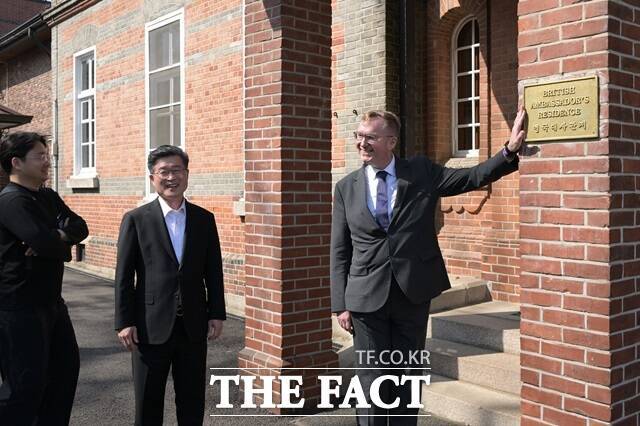 콜린 크룩스 주한 영국대사가 24일 정동야행 프레스투어가 진행 중인 서울 중구 정동 주한영국대사관에서 설명하고 있다. 영국대사 왼쪽은 김길성 중구청장./중구