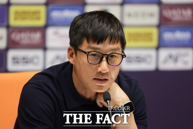 광주FC의 이정효 감독은 24일 오후(한국시간) 사우디아라비아 제다의 킹 압둘라 스포츠 시티 보조구장에서 열린 2024~2025 아시아축구연맹(AFC) 챔피언스리그 엘리트(ACLE) 알힐랄과 8강전 공식 기자회견에서 "우리가 잘하는 걸로 상대의 약점을 공략하겠다"고 자신감을 보였다./제다=K리그