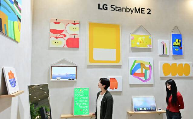 LG전자가 국내 최대 정보통신기술 전시회 '월드IT 쇼 2025'에 참가해 공감지능(AI)을 통해 변화하는 고객의 공간과 일상을 선보인다. 모델이 이동식 라이프스타일 스크린 'LG 스탠바이미2'를 통해 그림을 감상하고 있다. (사진=LG전자)