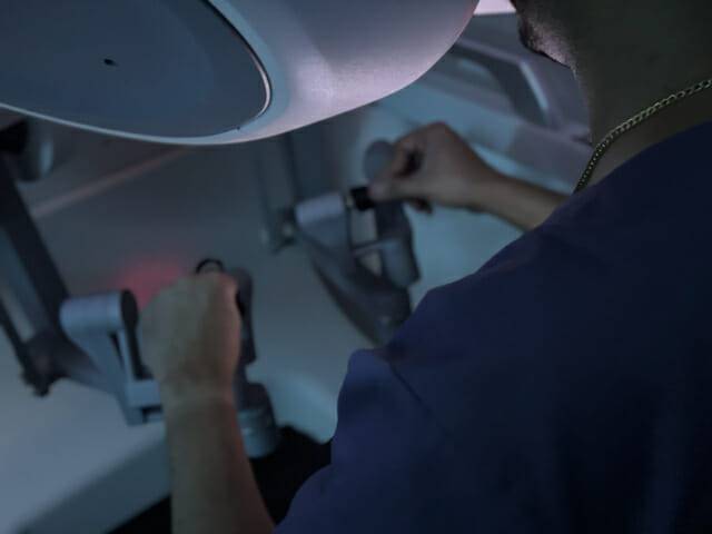 닥터 페르시오 프랑코가 레보아이를 활용한 첫 수술을 집도하고 있다. (사진=미래컴퍼니)