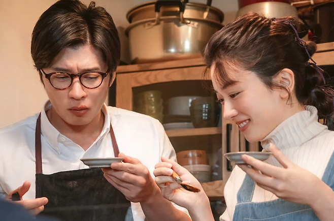 두 사람은 2024년 개봉한 영화 '그리고 바통은 넘겨졌다'에서 부녀 사이로 호흡을 맞췄다. 영화 '그리고 바탕은 넘겨졌다' 스틸컷