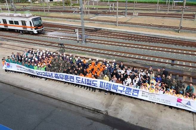 부산교통공사가 도시철도 피해복구 충무훈련을 실시하고 기념촬영하고 있다.