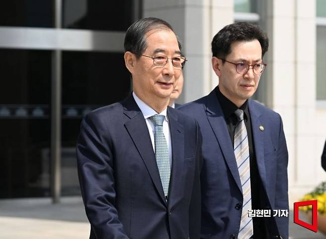 한덕수 대통령 권한대행 국무총리가 24일 오전 2025년도 제1회 추가경정예산안에 대한 시정연설을 마치고 서울 여의도 국회를 나서고 있다. 2025.04.24 김현민 기자
