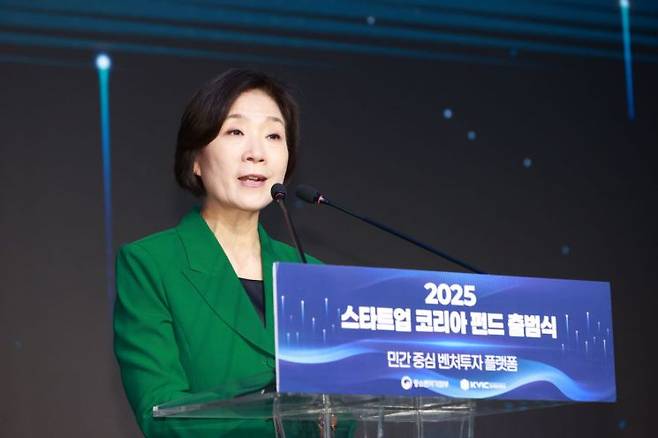 오영주 중소벤처기업부 장관이 24일 서울 마포구 호텔 나루 서울 엠갤러리에서 열린 '2025년 스타트업 코리아 펀드 출범식'에서 축사를 하고 있다. 중기부