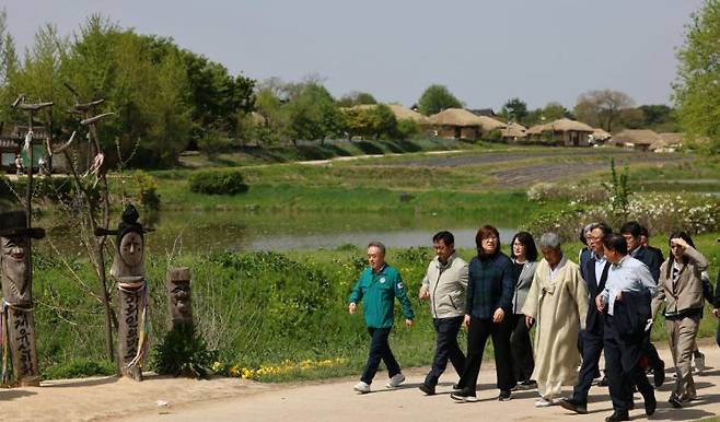 장미란 문화체육관광부 제2차관이 24일 산불 피해지역인 경북 안동의 하회마을을 관계자들과 함께 둘러보고 있다.   [사진 제공= 문화체육관광부]