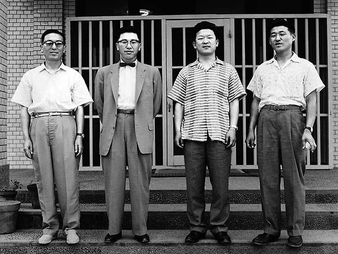 1965년 락희화학의 부산 연지동 공장 앞에서 (왼쪽부터) 구인회 창업회장, 구평회 E1 명예회장, 구자경 명예회장, 구자두 LB그룹 회장이 나란히 선 모습. /LG그룹