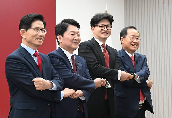 23일 서울 여의도 국민의힘 중앙당사에서 열린 2차 경선 토론회 미디어데이에서 국민의힘 김문수(왼쪽부터), 안철수, 한동훈, 홍준표 대선 경선 후보가 기념 촬영하고 있다./국회사진기자단