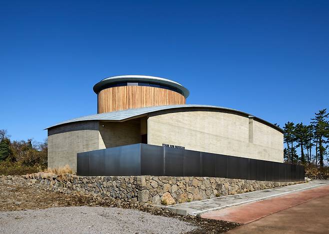 제주시 한림읍에 위치한 유동룡미술관. 건물 정면 입구 모습. /사진가 김용관