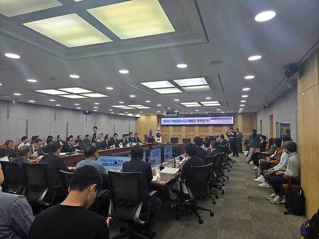 24일 오전 서울 여의도 국회의원회관 1세미나실에서  ‘연이은 지반침하 사고 , 해법은 무엇인가?’ 토론회가 개최되고 있다. /김유진 기자
