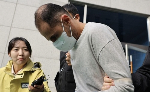 말다툼 끝에 전처를 살해한 외국인 A(30대)씨가 28일 오후 청주지법에서 열린 영장실질심사(구속 전 피의자 심문)에 출석한 뒤 법원에서 나오고 있다. 연합뉴스