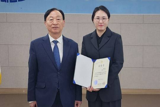 김보애 목원대학교 보건안전대학 화장품학과 교수가 24일 2025년 과학교육 진흥 유공 대전시교육감 표창을 수상하고 설동호 대전시교육감(왼쪽)과 기념사진을 찍고 있다. 목원대 제공