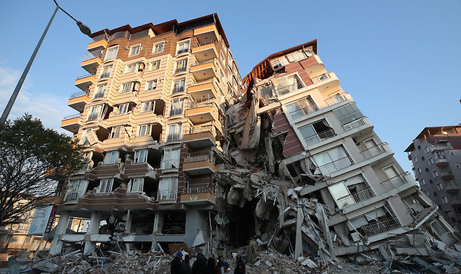 지난 2023년 튀르키예 하타이주에서 지진이 발생해 건물이 무너져있다. ⓒ로이터/뉴시스