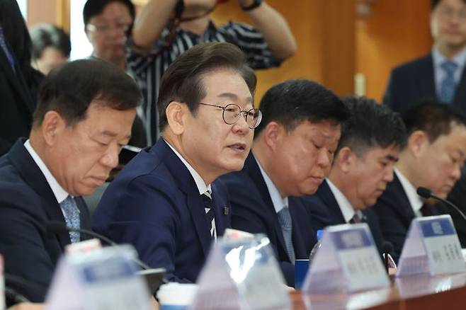이재명 21대 대선 더불어민주당 경선 후보가 21일 서울 여의도 금융투자협회에서 열린 자본시장 활성화를 위한 정책간담회에서 인사말을 하고 있다. ⓒ뉴시스