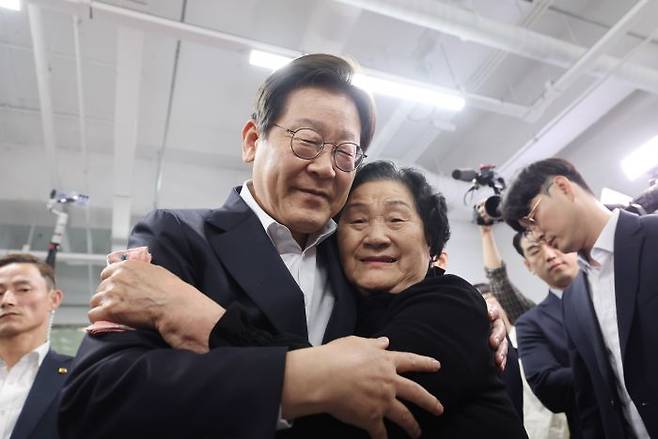 더불어민주당 이재명 대선 경선 후보가 24일 오후 광주 동구 전일빌딩 245에서 고(故) 문재학 열사의 어머니 김길자 씨와 포옹하고 있다. 문재학 열사는 노벨문학상을 수상한 한강 작가의 소설 '소년이 온다' 소설의 주인공이다. (공동취재) ⓒ연합뉴스