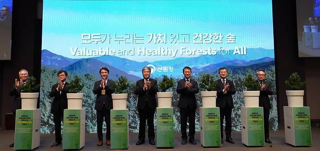 임상섭 산림청장(왼쪽에서 네번째)이 지난 17일 한국프레스센터에서 열린 ‘산림녹화기록물 유네스코 세계기록유산 등재 기념식’에 참석하고 있다. 산림청 제공