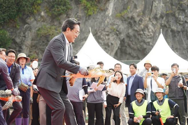 강도형 해양수산부 장관이 바다거북을 방류하고 있다.