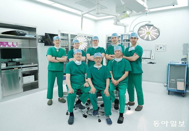 아인병원 정형외과, 신경외과 전문의 8명이 인천 미추홀구 주안동 아인병원 수술실에서 환자수술을 위한 회의를 마친 후 단체 촬영을 하고 있다. 아인병원 제공