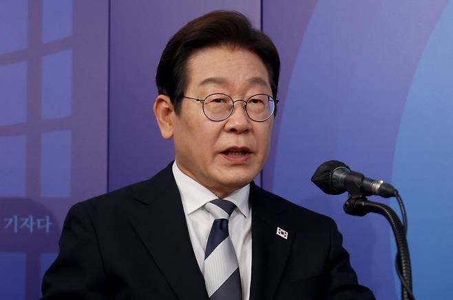 더불어민주당 제21대 대통령선거 경선에 나선 이재명 예비후보가 23일 오후 서울 여의도 오마이TV 스튜디오에서 열린 오마이TV 초청 토론회에서 모두발언을 하고 있다. 2025.4.23 뉴스1