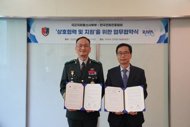 국군지휘통신사령부 조재명(왼쪽) 사령관(준장)과 정흥보 한국전파진흥협회 상근부회장이 23일 한국전파진흥협회 전자파기술원(송도)에서 상호 협력을 위한 업무협약(MOU)을 체결하고 기념촬영을 하고 있다. 한국전파진흥협회 제공