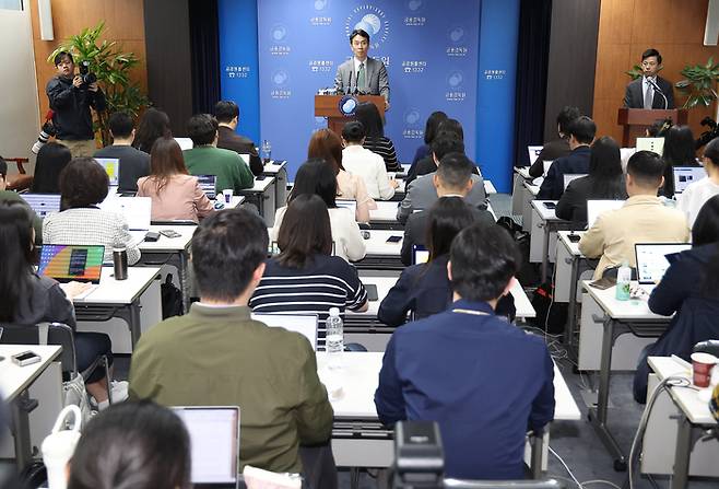 브리핑하는 이복현 금융감독원장     (서울=연합뉴스) 김성민 기자 = 이복현 금융감독원장이 24일 서울 영등포구 금융감독원에서 열린 자본시장 현안 브리핑에서 발언하고 있다. 2025.4.24     ksm7976@yna.co.kr (끝)