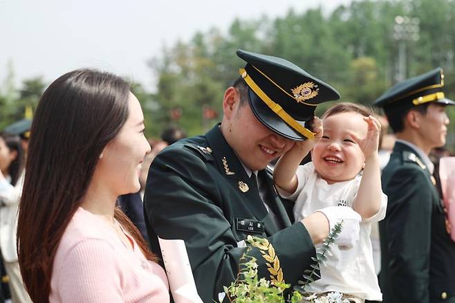 24일 충북 괴산 육군학생군사학교에서 신임 의무장교 692명이 임관하는 '제55기 의무사관 임관식'이 열렸다. 임관한 의무장교가 가족과 함께 기쁨을 나누고 있다. 국방부 제공