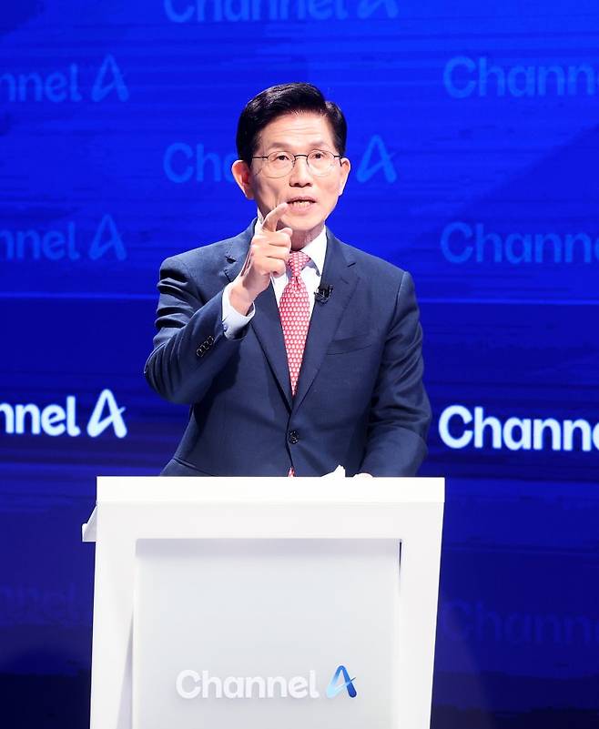 김문수 제21대 대통령 선거 국민의힘 경선 후보가 24일 서울 종로구 동아미디어센터 채널A 오픈스튜디오에서 열린 2차 경선토론회 한동훈 후보와의 1:1 맞수 토론에 앞서 리허설을 하고 있다. 국회사진기자단