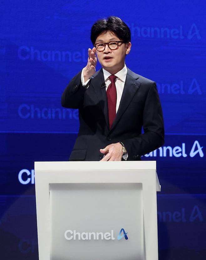 한동훈 제21대 대통령 선거 국민의힘 경선 후보가 24일 서울 종로구 동아미디어센터 채널A 오픈스튜디오에서 열린 2차 경선토론회 김문수 후보와의 1:1 맞수 토론에 앞서 리허설을 하고 있다. 국회사진기자단