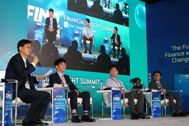 파이낸셜뉴스가 24일 서울 여의도 페어몬트 앰배서더에서 개최한 2025 FIND 둘째 날 행사인 '제23회 서울국제 A&D컨퍼런스'에서 이효섭 자본시장연구원 선임연구위원(왼쪽 첫번째)을 좌장으로 패널토론이 진행되고 있다. 사진=서동일 기자