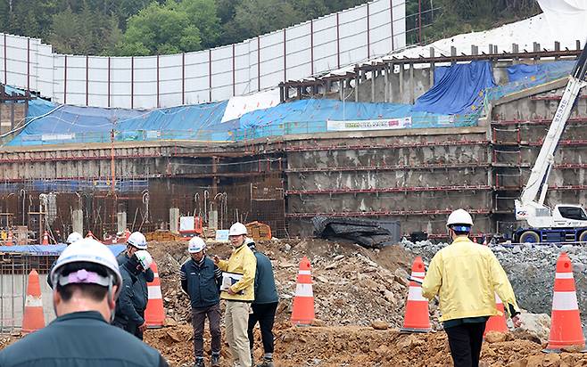 광주 북구 본촌동의 한 대형 아파트 건설현장에서 북구청 공동주택과 직원들과 현장 관계자들이 굴착작업 공사에 대한 안전점검을 실시하고 있다. 2025.4.23 (ⓒ뉴스1, 무단 전재-재배포 금지)