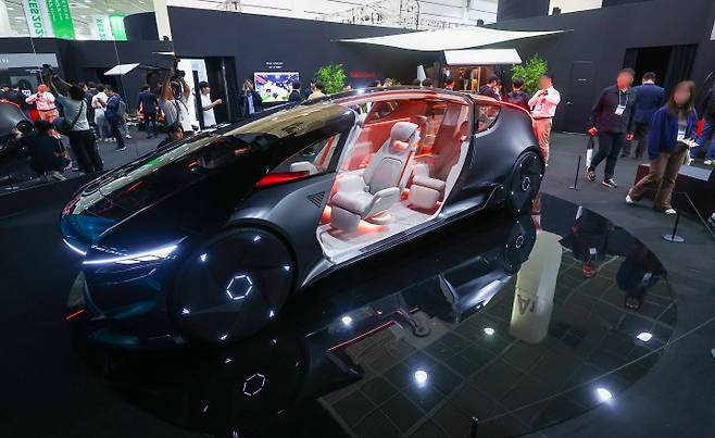 서울 강남구 코엑스에서 열린 한국전자전(KES 2024)에서 관람객들이 미래 모빌리티 솔루션 부스를 살펴보고 있다. 2024.10.22. (ⓒ뉴스1, 무단 전재-재배포 금지)