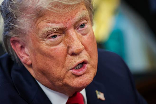 도널드 트럼프 대통령이 23일 워싱턴 디시(D.C.) 백악관 집무실에서 행정명령 서명 뒤 기자들의 질문에 답하고 있다. 워싱턴/UPI 연합뉴스