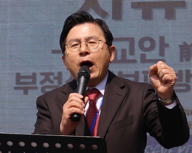 황교안 전 국무총리가 3월22일 오전 청주 충북도청 앞에서 열린 보수 기독교 단체 세이브코리아의 ‘국가비상기도회\'에 참석해 발언하고 있다. 연합뉴스