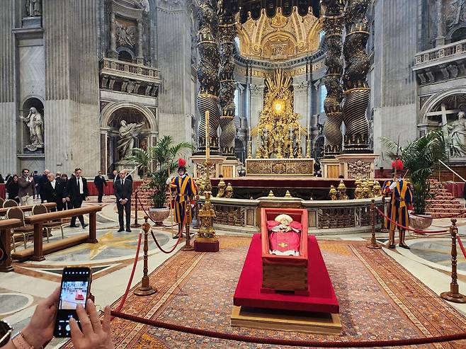 프란치스코 교황이 선종한 지 사흘째인 23일(현지시간) 바티칸 성 베드로 대성전에서 일반인 조문이 시작됐다. 성 베드로 대성전에 교황의 관이 놓인 모습. 바티칸=연합뉴스