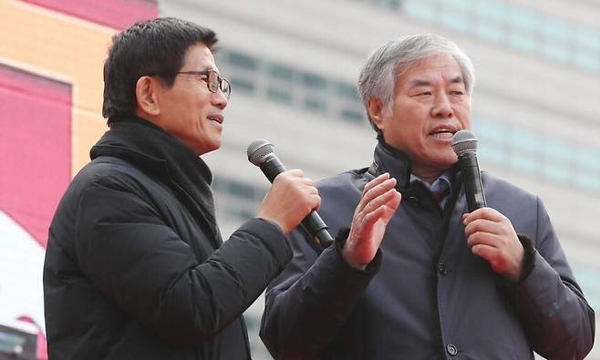 전광훈 사랑제일교회 목사(오른쪽)와 김문수 국민의힘 대선 경선후보가 2019년 12월 한 집회에서 발언하고 있다. 연합뉴스