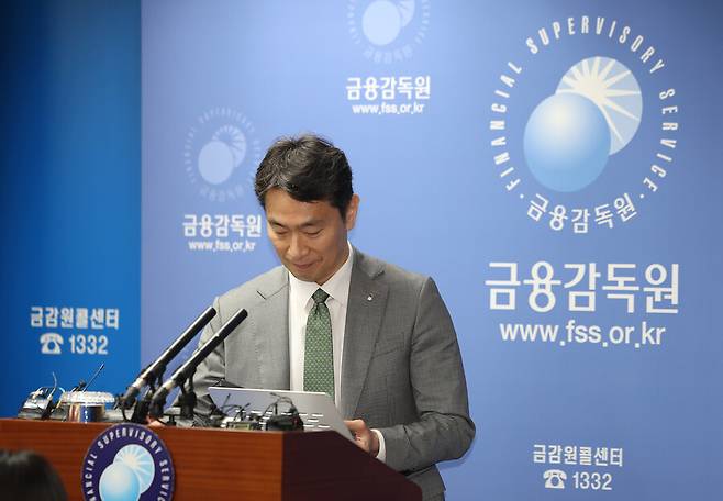 이복현 금융감독원장이 24일 서울 영등포구 금융감독원에서 열린 자본시장 현안 브리핑에서 발언 준비를 하고 있다. 연합뉴스