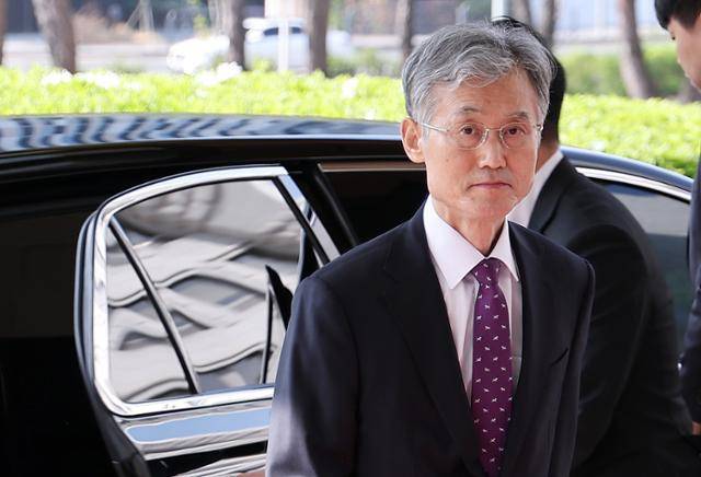조희대 대법원장이 24일 서울 서초구 대법원으로 출근하고 있다. 대법원 전원합의체는 이날 이재명 더불어민주당 대선 경선 후보의 공직선거법 위반 사건 상고심 심리를 위해 두 번째 전원합의체 회의를 연다. 22일 첫 합의기일 이후 이틀 만이다. 뉴스1