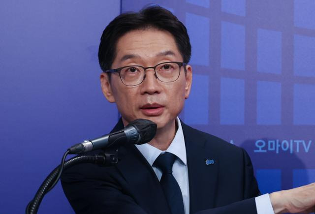 더불어민주당 제21대 대통령선거 경선에 나선 김경수 예비후보가 23일 서울 여의도 오마이TV 스튜디오에서 열린 오마이TV 초청 토론회에 참석해 모두발언을 하고 있다. 뉴스1