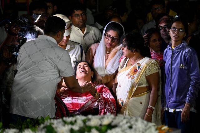 24일 인도 부바네스와르 공항에서 지난 22일 발생한 파할감 총격 테러의 희생자 유족이 시신을 보며 슬퍼하고 있다. 부바네스와르=로이터 연합뉴스