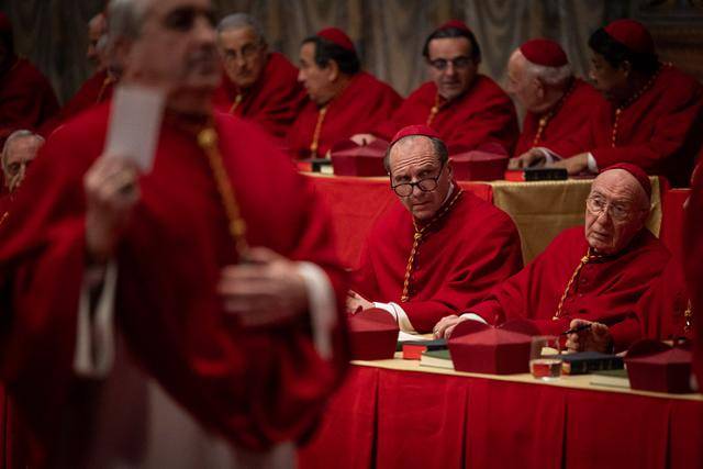 새로운 교황을 선출하는 추기경들의 비밀회의를 다룬 영화 '콘클라베'의 한 장면. 엔케이콘텐츠 제공