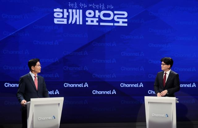 24일 서울 종로구 동아미디어센터 채널A 오픈스튜디오에서 국민의힘 대선 2차 경선 진출자인 김문수(왼쪽) 전 고용노동부 장관과 한동훈 전 대표가 일대일 맞수토론 시작 전 대화하고 있다. 국회사진기자단