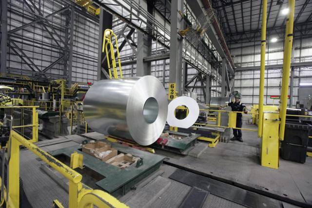 지난달 28일 미국 아칸소주 블라이스빌의 누코르 철강공장에서 한 직원이 작업을 하고 있다. 블라이스빌=로이터 연합뉴스