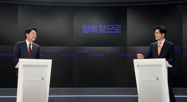 24일 오후 서울 종로구 동아미디어센터 채널A 스튜디오에서 국민의힘 대선 2차 경선 진출자인 안철수 김문수후보가 토론 전 리허설을 하고 있다. 뉴시스