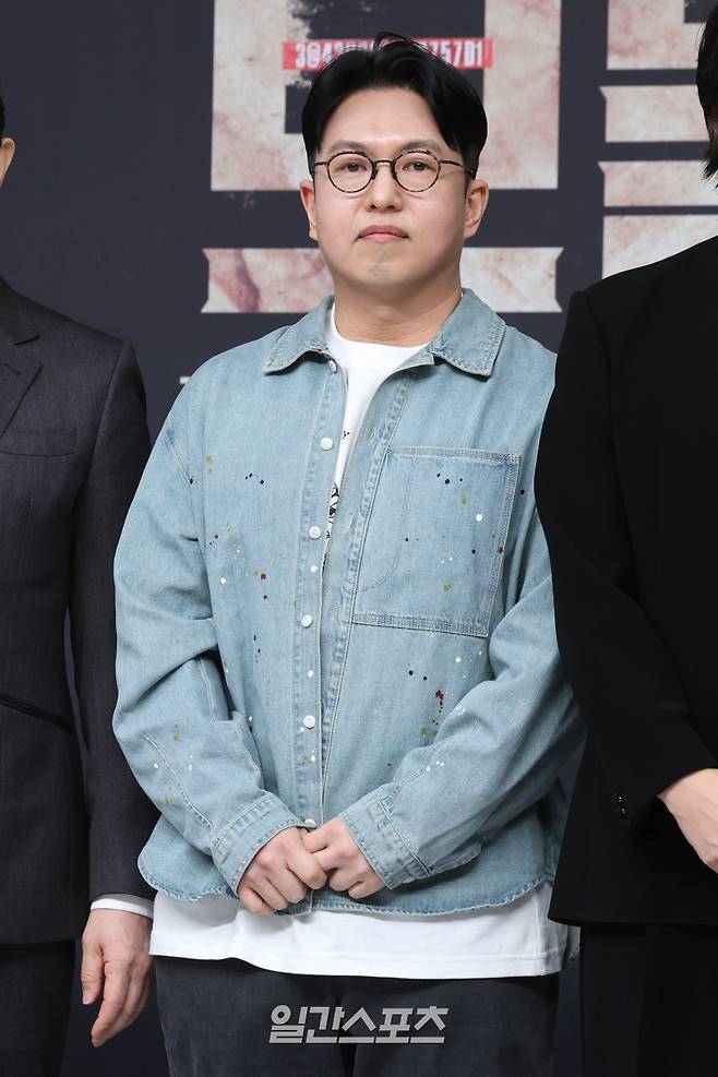 진창규 감독이 21일 오후 서울 양천구 목동SBS에서 열린 새 금토드라마 '보물섬' 제작발표회에서 참석해 포즈를 취하고 있다. '보물섬'은 2조원의 정치 비자금을 해킹한 서동주가 자신을 죽인 절대 악과 그 세계를 무너뜨리기 위해 모든 것을 걸고 싸우는 인생 풀베팅 복수전. 21일 밤 10시 첫 방송. 서병수 기자 qudtn@edaily.co.kr /2025.02.21/