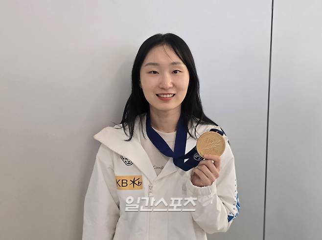 중국 상하이에서 열린 ISU 쇼트트랙 세계선수권 여자 1500m 금메달을 차지한 뒤 17일 김포공항을 통해 귀국한 최민정. 인천공항=윤승재 기자