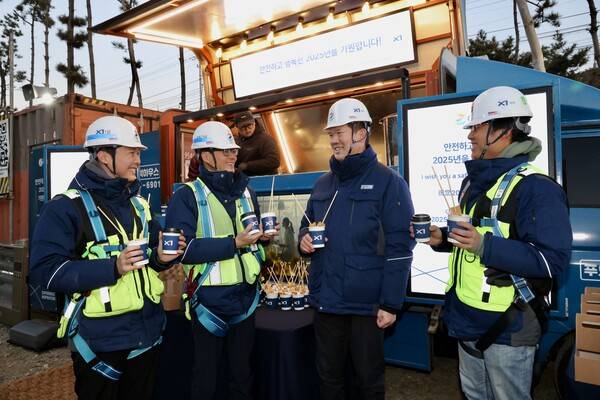 허윤홍 GS건설 대표가 지난 1월 열린 시무식에서 현장 직원들과 어묵을 나눠 먹으며 웃는 모습. 허 대표는 2023년 10월 GS건설을 이끌면서 '현장에 문제와 답이 있다'며 사무실 밖을 나와 전국 각지의 건설 현장에서 소통하고 있다. GS건설 제공