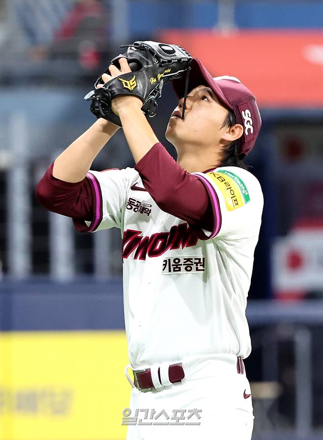 2025 KB0리그 프로야구 키움히어로즈와 두산베어스의 경기가 22일 오후 서울 고척스카이돔에서 열렸다. 6회까지 3피안타 무사사구 무실점 호투를 한 선발 하영민이 이닝을 마치고 기뻐하며 마운드를 내려가고 있다. 고척=김민규 기자 mgkim1@edaily.co.kr