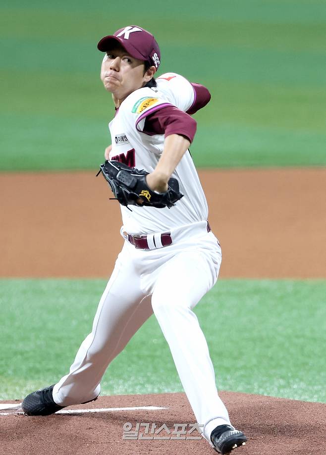 2025 KB0리그 프로야구 키움히어로즈와 두산베어스의 경기가 22일 오후 서울 고척스카이돔에서 열렸다. 키움 선발 하영민이 등판해 피칭을 하고 있다. 고척=김민규 기자 mgkim1@edaily.co.kr