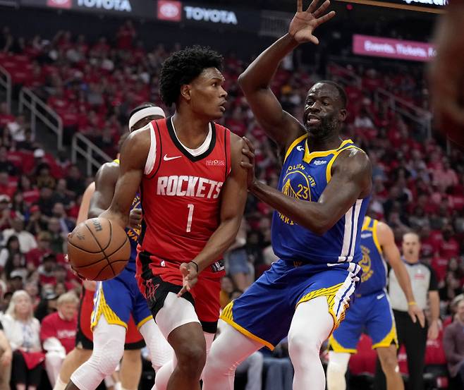 <yonhap photo-4457=""> Golden State Warriors forward Draymond Green (23) defends against Houston Rockets guard Amen Thompson (1) during the first half of Game 2 of an NBA basketball first-round playoff series against the Houston Rockets in Houston, Wednesday, April 23, 2025. (AP Photo/Karen Warren)/2025-04-24 11:46:51/ <저작권자 ⓒ 1980-2025 ㈜연합뉴스. 무단 전재 재배포 금지, AI 학습 및 활용 금지></yonhap>