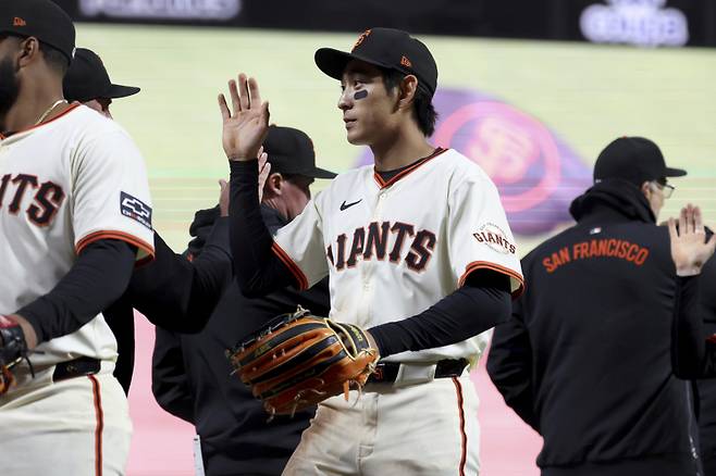 <yonhap photo-5038=""> San Francisco Giants outfielder Jung Hoo Lee (51) celebrates after defeating the Milwaukee Brewers during a baseball game in San Francisco, Wednesday, April 23, 2025. (AP Photo/Jed Jacobsohn)/2025-04-24 13:26:22/ <저작권자 ⓒ 1980-2025 ㈜연합뉴스. 무단 전재 재배포 금지, AI 학습 및 활용 금지></yonhap>