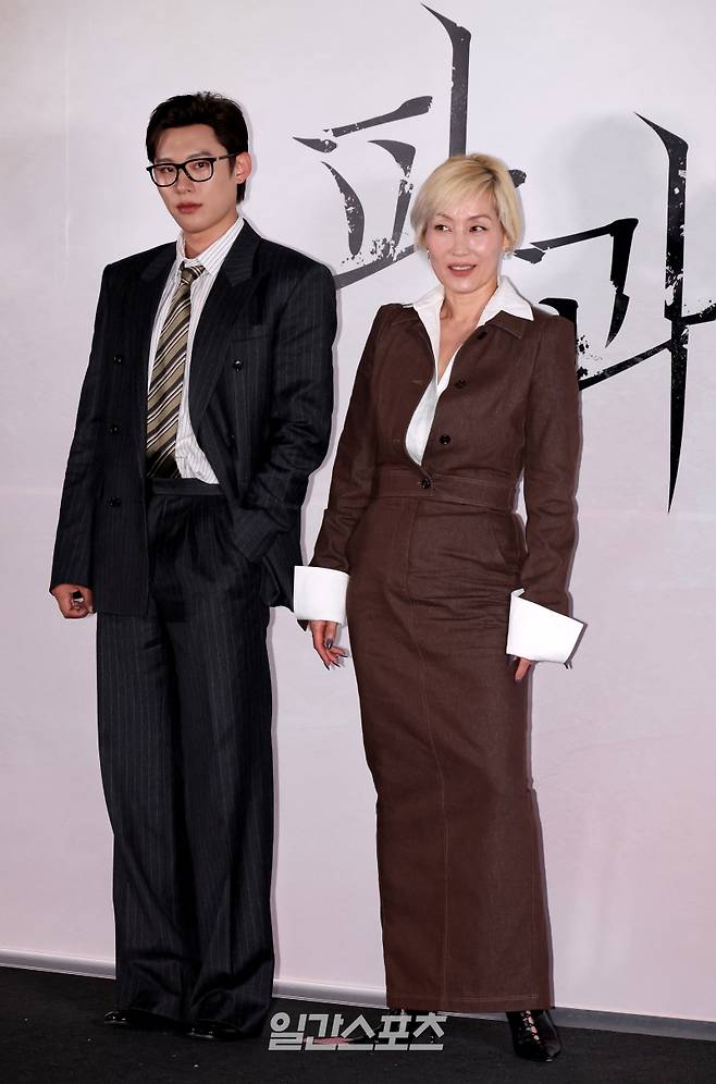 김성철, 이혜영이 24일 오후 서울 용산구 CGV 용산아이파크몰에서 진행된 영화 '파과'의 언론시사회에 참석해 포토타임을 갖고 있다. 오는 4월 30일 개봉을 앞둔 ‘파과’는 조직에서 40여 년간 활동한 레전드 킬러 '조각'과 평생 그를 쫓은 미스터리한 킬러 '투우'의 강렬한 대결을 그린 액션 드라마이다. 김민규 기자 mgkim1@edaily.co.kr /2025.04.24/